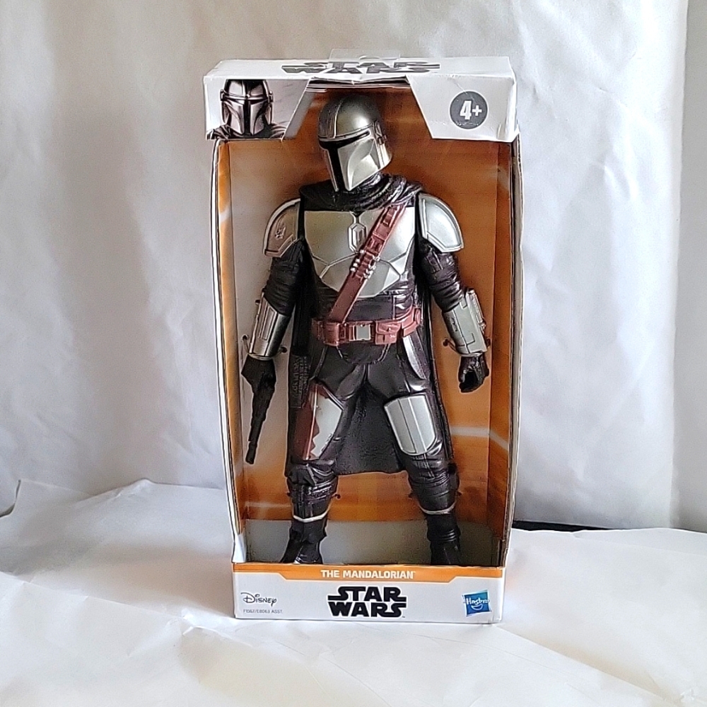 DISNEY STAR WARS THE MANDALORIAN COLLECTIBLE FIGURE NWT-IN BOX